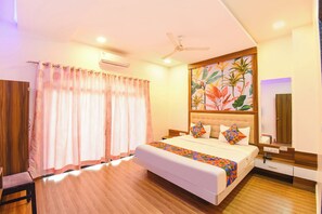 Egyptian cotton sheets, premium bedding, in-room safe, free WiFi - Fabhotel Rest Inn (Pune)