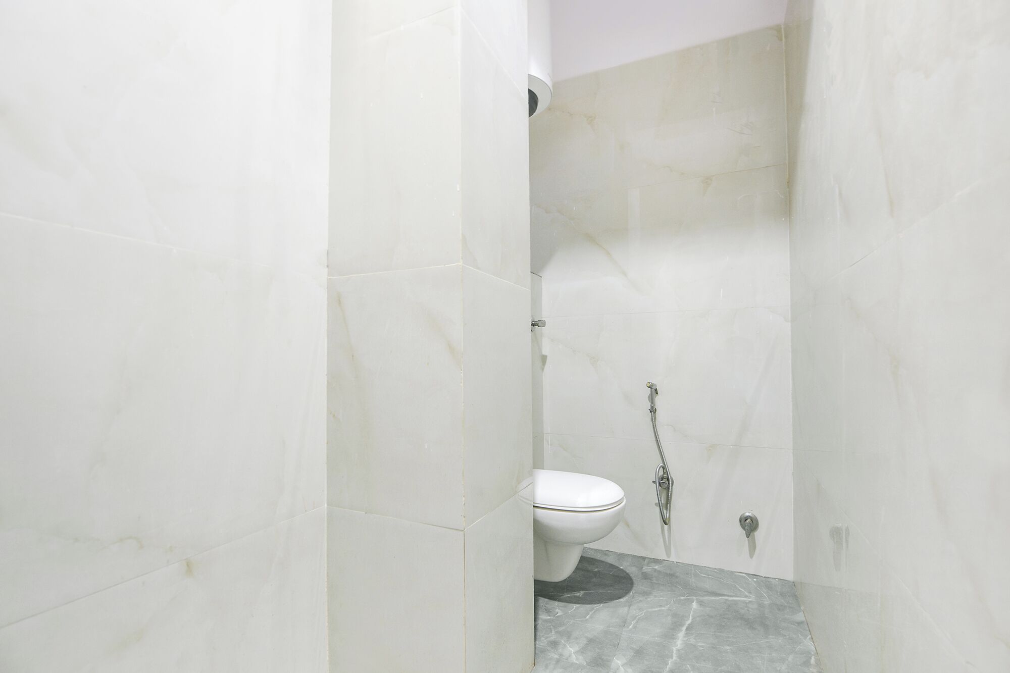 Shower, rainfall showerhead, free toiletries, towels