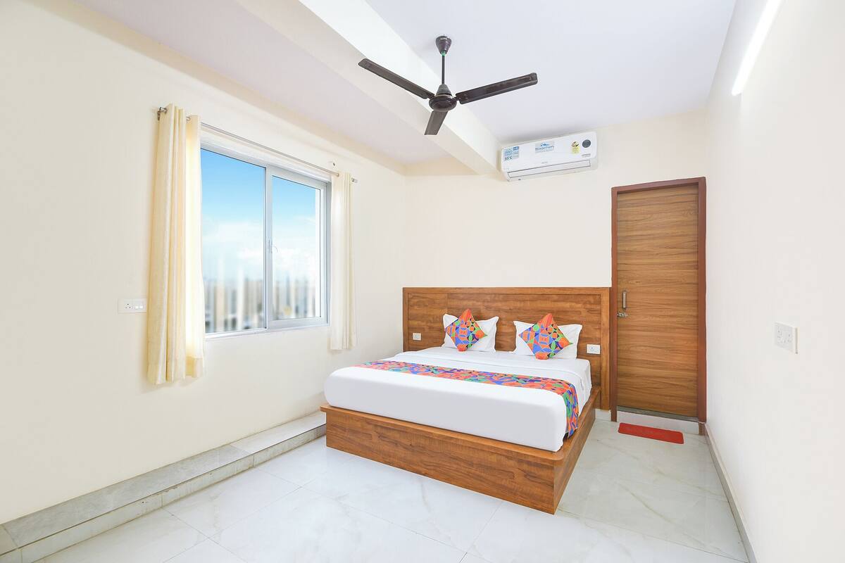 Deluxe Room | Egyptian cotton sheets, premium bedding, in-room safe, WiFi (free)