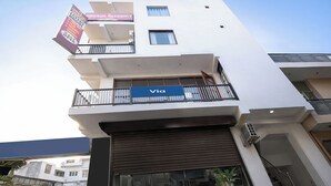 Un bâtiment moderne avec une enseigne indiquant « Imperial Residency » et une autre, plus petite, au rez-de-chaussée indiquant « Via ».