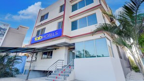 Un immeuble à plusieurs étages, sur lequel on peut voir une grande enseigne « fabHOTELS ».