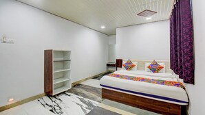 Une chambre à coucher avec un lit, une armoire en bois et une petite table de chevet.