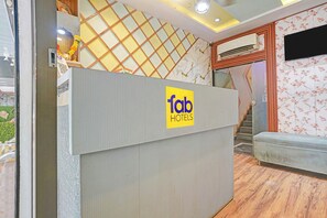 Reception - Fabhotel Maahi Residency (Mumbai)