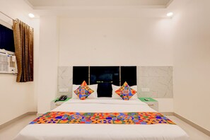 Egyptian cotton sheets, premium bedding, in-room safe, free WiFi - Fabhotel Paradise Palace (Ghaziabad)