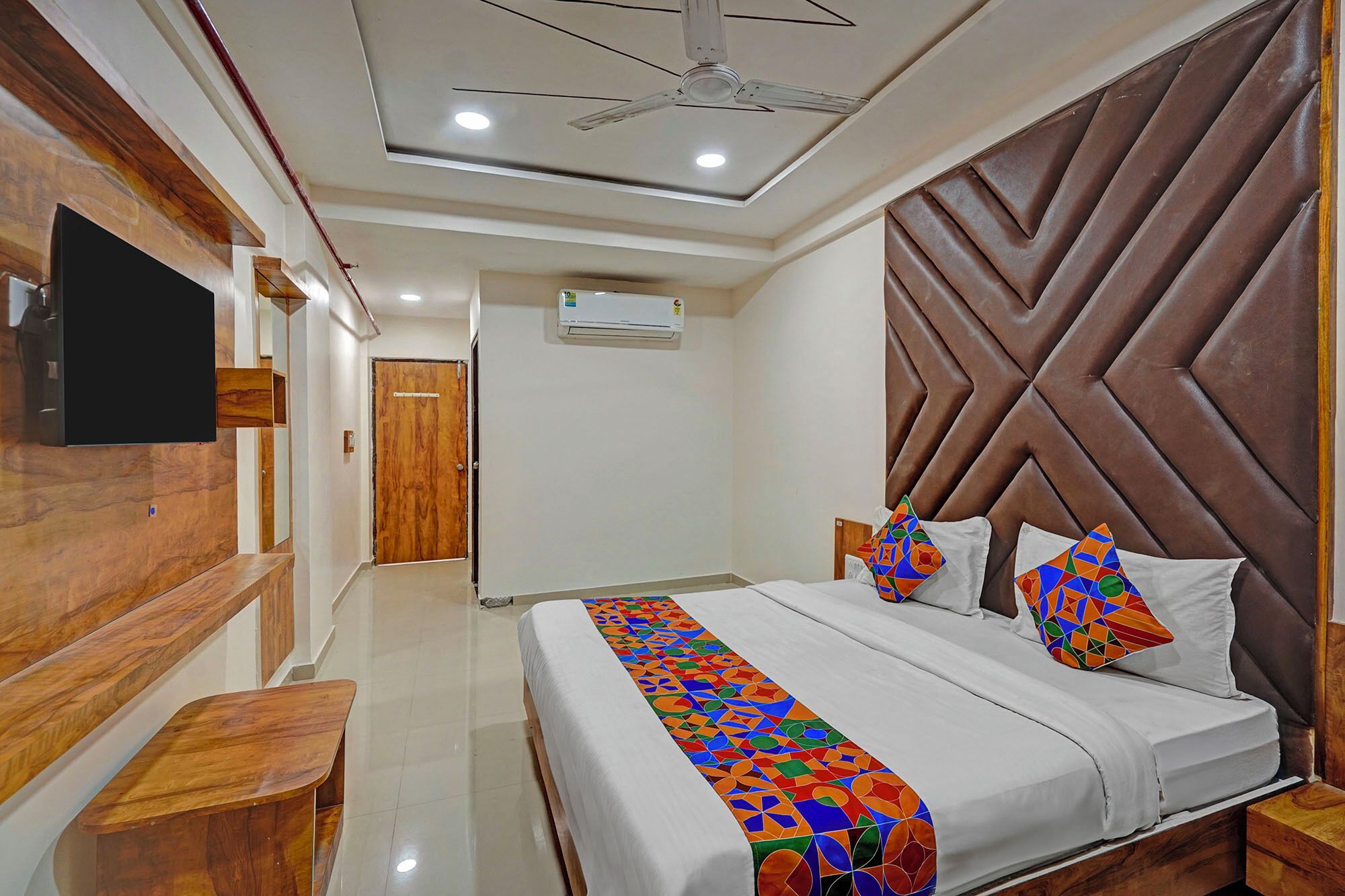 Egyptian cotton sheets, premium bedding, in-room safe, free WiFi