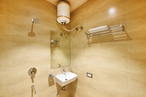 تجهيزات دش، دُش غزير، مستلزمات مجانية للعناية الشخصية، مناشف