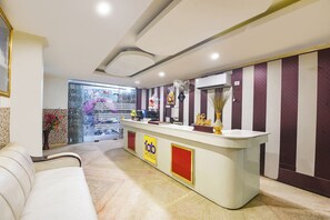 Reception - Fabhotel Sweet Inn (New Delhi)