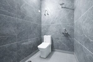 تجهيزات دش، دُش غزير، مستلزمات مجانية للعناية الشخصية، مناشف