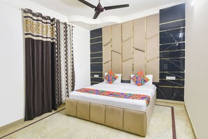 Egyptian cotton sheets, premium bedding, in-room safe, free WiFi - Fabhotel Sweet Inn (New Delhi)