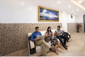 Lobby sitting area - Fabhotel Sweet Inn (New Delhi)