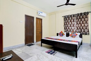 Deluxe Room | Egyptian cotton sheets, premium bedding, in-room safe, free WiFi - Fabhotel Florence Palace (Kolkata)