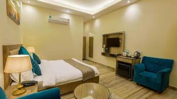 Egyptian cotton sheets, premium bedding, in-room safe, free WiFi