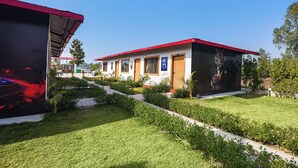 A building with a red roof and a mural of a tiger. - Fabhotel Wild Hibiscus Resort (Ramnagar)