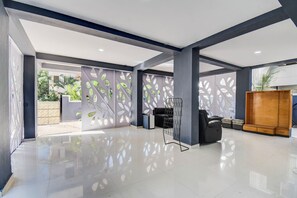 Lobby sitting area - Fabhotel Rajyog Residency (Pune)