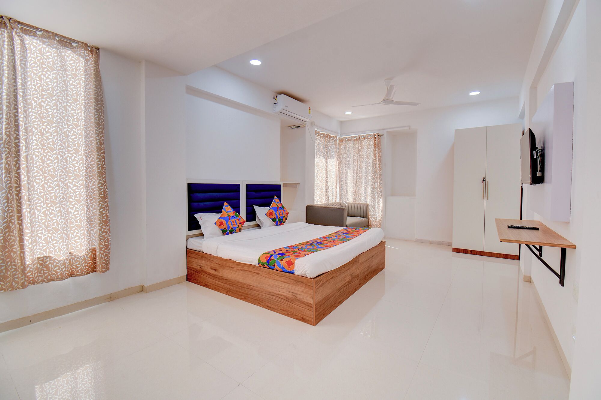 Egyptian cotton sheets, premium bedding, in-room safe, free WiFi