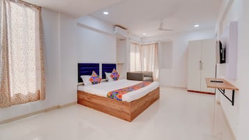 Egyptian cotton sheets, premium bedding, in-room safe, free WiFi