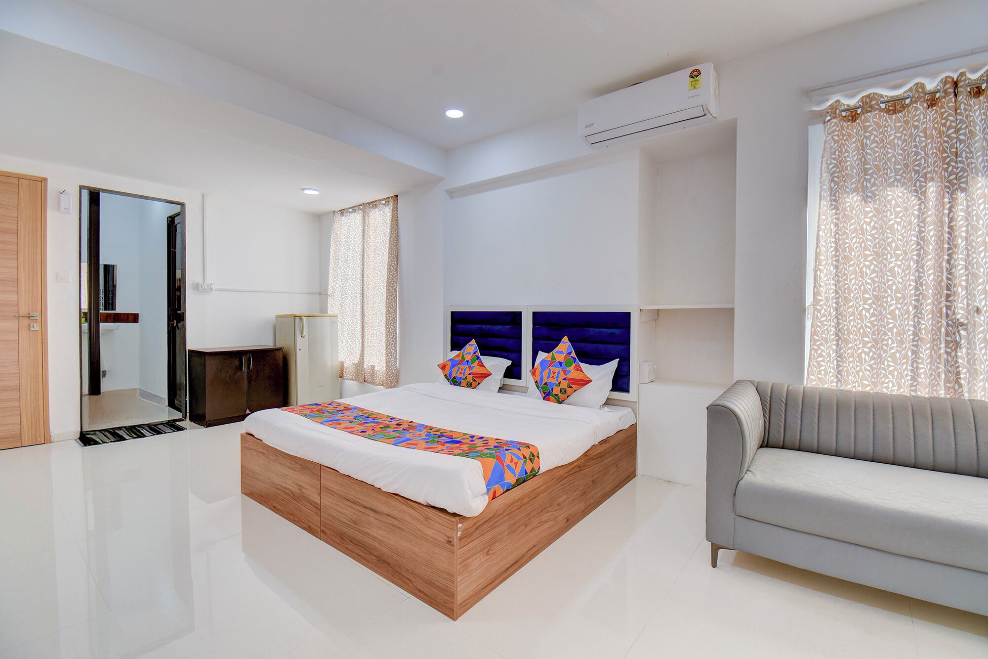 Egyptian cotton sheets, premium bedding, in-room safe, free WiFi