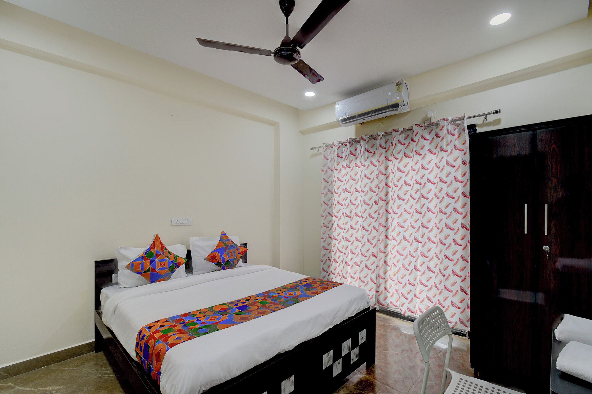 Egyptian cotton sheets, premium bedding, in-room safe, free WiFi