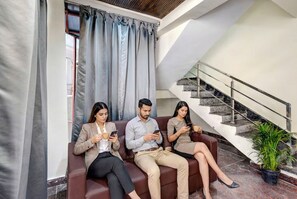 Lobby sitting area - Fabhotel Heaven 75 (Hyderabad)