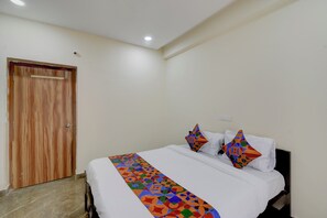 Kamar Deluks | Seprai katun Mesir, seprai premium, brankas, dan Wi-Fi gratis