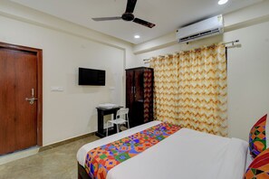Egyptian cotton sheets, premium bedding, in-room safe, free WiFi - Fabhotel Heaven 75 (Hyderabad)
