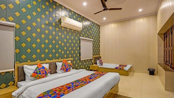 Egyptian cotton sheets, premium bedding, in-room safe, free WiFi