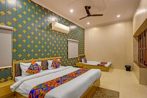 Premium Room | Egyptian cotton sheets, premium bedding, in-room safe, free WiFi - Fabhotel Om Sai Residency (Varanasi)