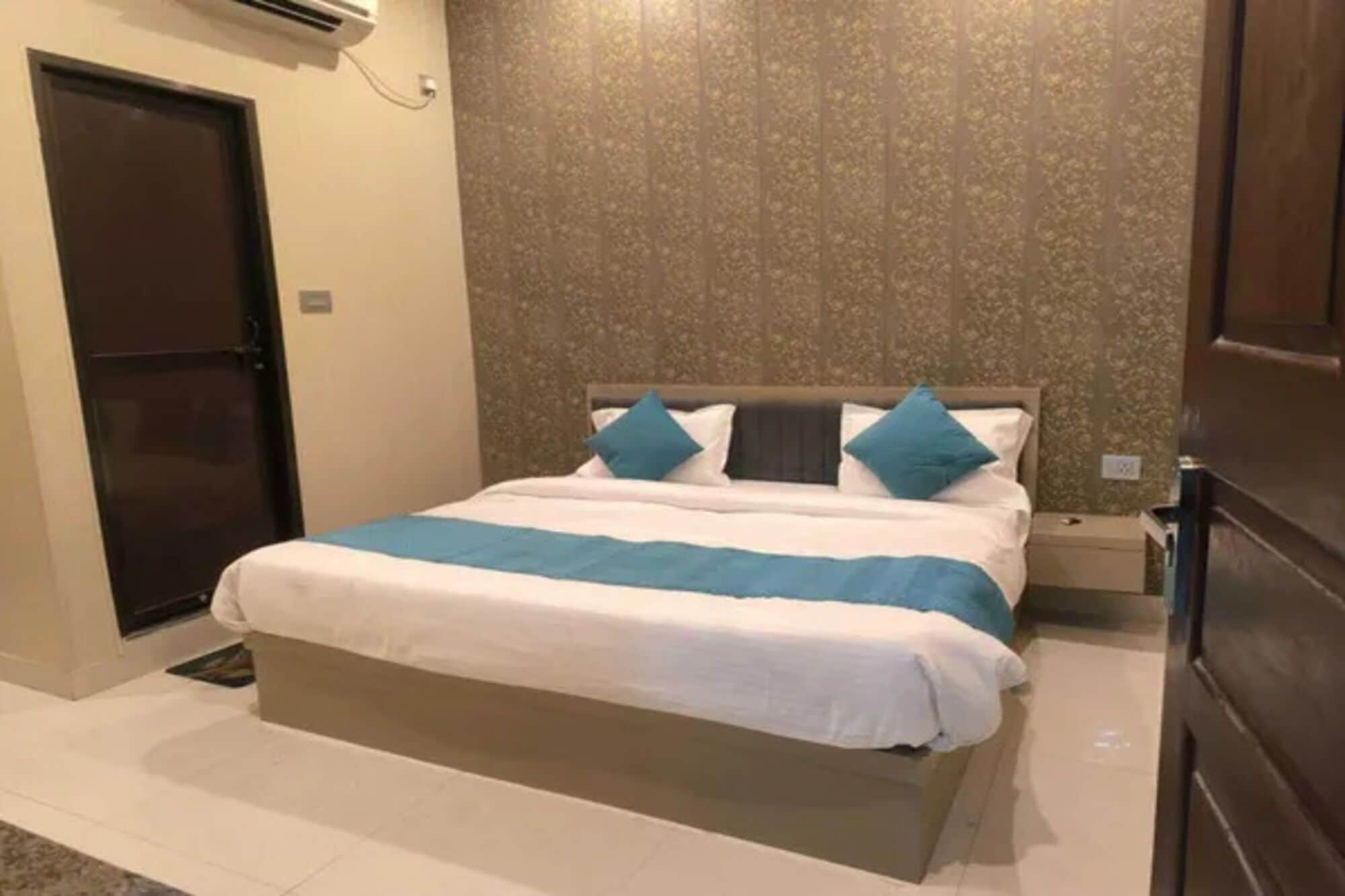 Deluxe kamer | Lakens van Egyptisch katoen, luxe beddengoed, een kluis op de kamer