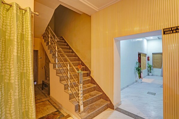 Lobby - Fabhotel Om Sai Residency (Varanasi)