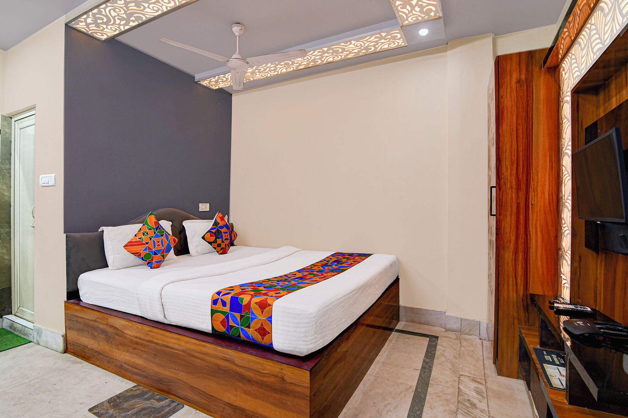 Egyptian cotton sheets, premium bedding, in-room safe, free WiFi