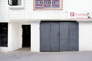 Property entrance - Via Rajdanga Retreat (Kolkata)