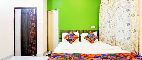 Egyptian cotton sheets, premium bedding, in-room safe, free WiFi