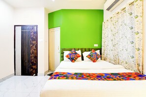 Egyptian cotton sheets, premium bedding, in-room safe, free WiFi - Via Rajdanga Retreat (Kolkata)