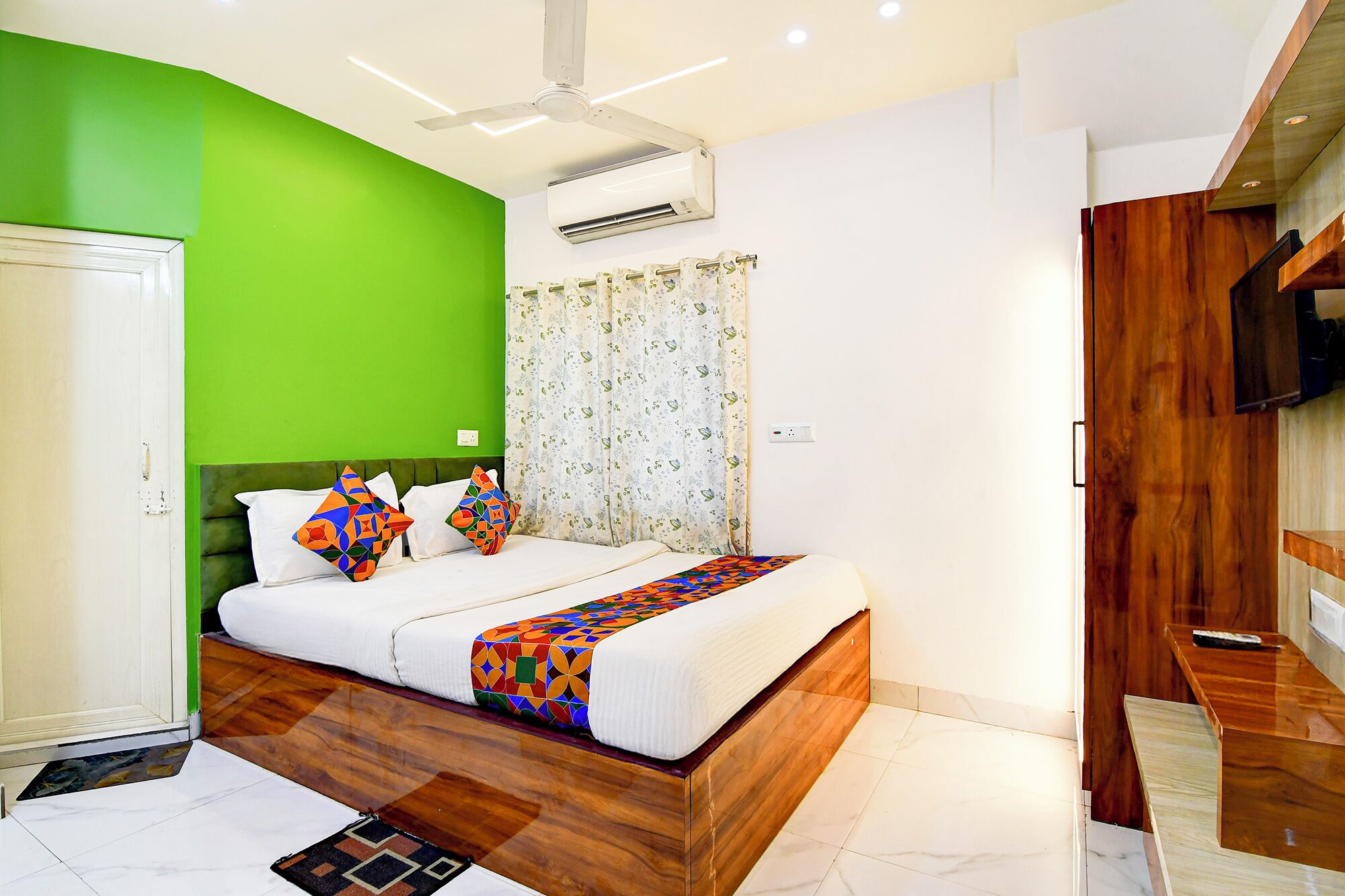 Egyptian cotton sheets, premium bedding, in-room safe, free WiFi