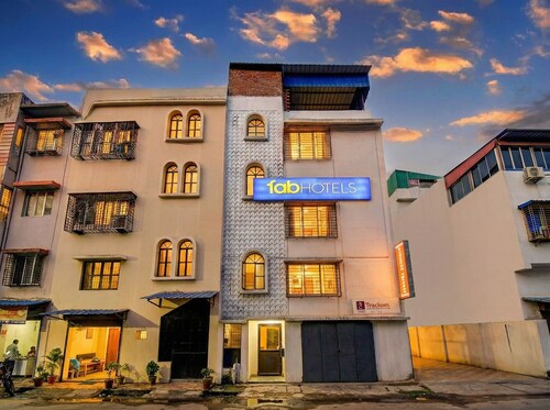 Via Rajdanga Retreat