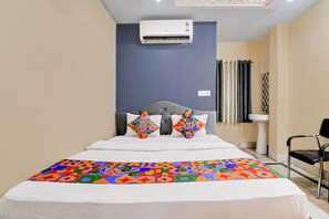 Egyptian cotton sheets, premium bedding, in-room safe, free WiFi - Via Rajdanga Retreat (Kolkata)