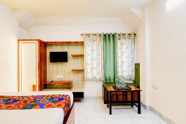 Egyptian cotton sheets, premium bedding, in-room safe, free WiFi - Via Rajdanga Retreat (Kolkata)