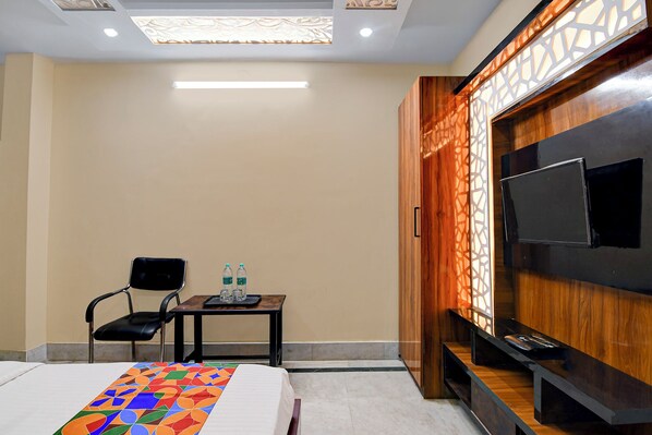 Egyptian cotton sheets, premium bedding, in-room safe, free WiFi - Via Rajdanga Retreat (Kolkata)