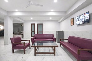 Lobby sitting area - Fabhotel Anmol Residency (New Delhi)