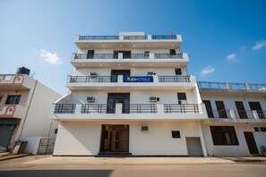 Property entrance - Via Anmol Residency (New Delhi)