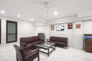 Lobby sitting area - Fabhotel Anmol Residency (New Delhi)