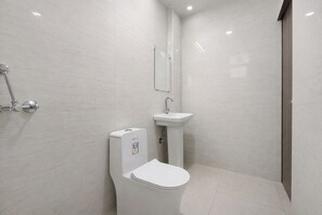 Shower, rainfall showerhead, free toiletries, towels - Fabhotel Anmol Residency (New Delhi)