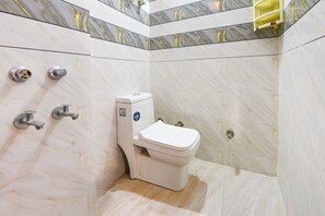 Shower, rainfall showerhead, free toiletries, towels - Via Comfort Home Stay (New Delhi)