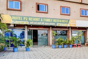Property entrance - Fabhotel P2 And Resort (Bhopal)