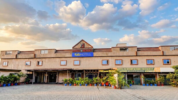 Un hotel con un cartel que dice "HOTEL & RESORT fabHOTELS".