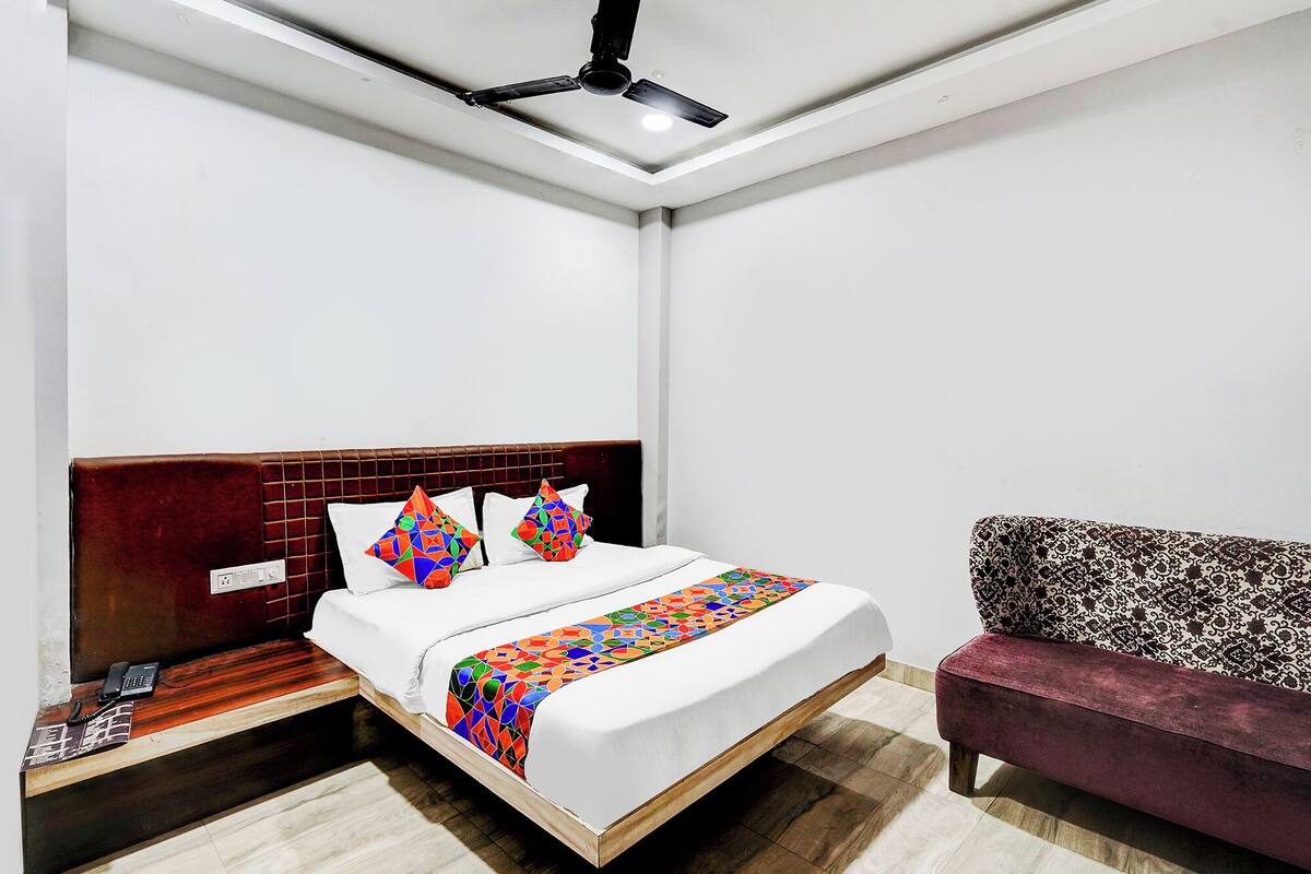 Deluxe Room | Egyptian cotton sheets, premium bedding, in-room safe, WiFi (free)