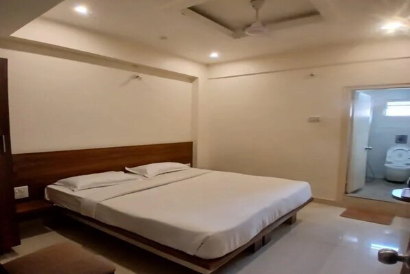 Egyptian cotton sheets, premium bedding, in-room safe, free WiFi - Fabhotel Purple Grand (Bangalore)