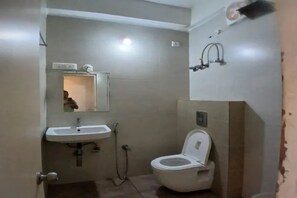 デラックス ルーム | バスルーム | シャワー、レインフォールシャワー、バスアメニティ (無料)、タオル