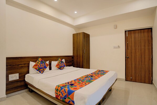Egyptian cotton sheets, premium bedding, in-room safe, free WiFi - Fabhotel Purple Grand (Bangalore)