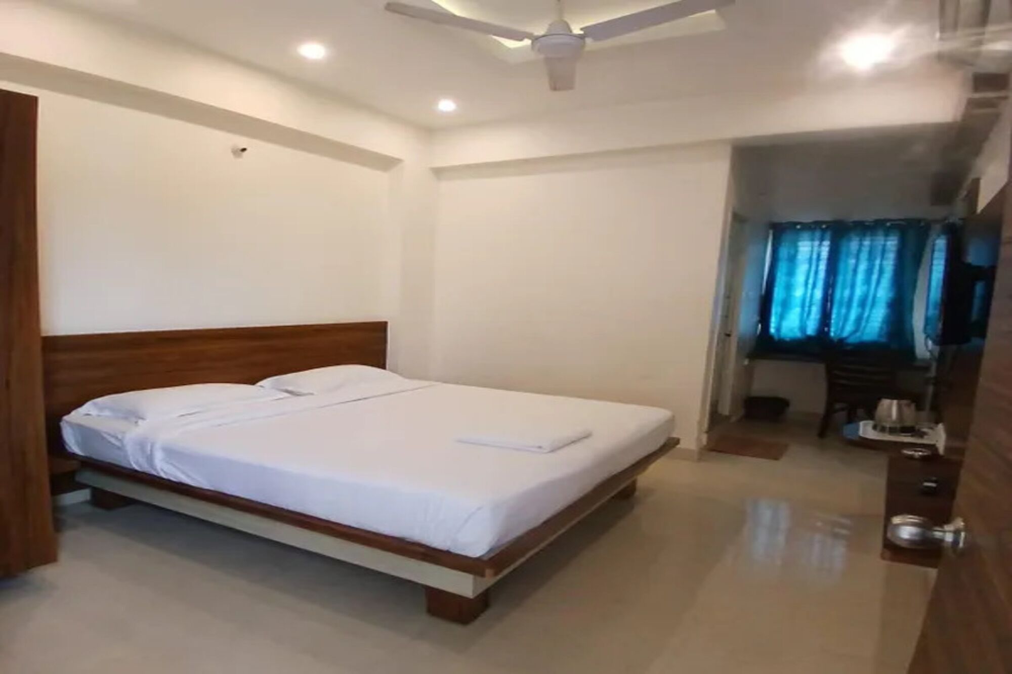 Kamar Deluks | Seprai katun Mesir, seprai premium, brankas, dan Wi-Fi gratis